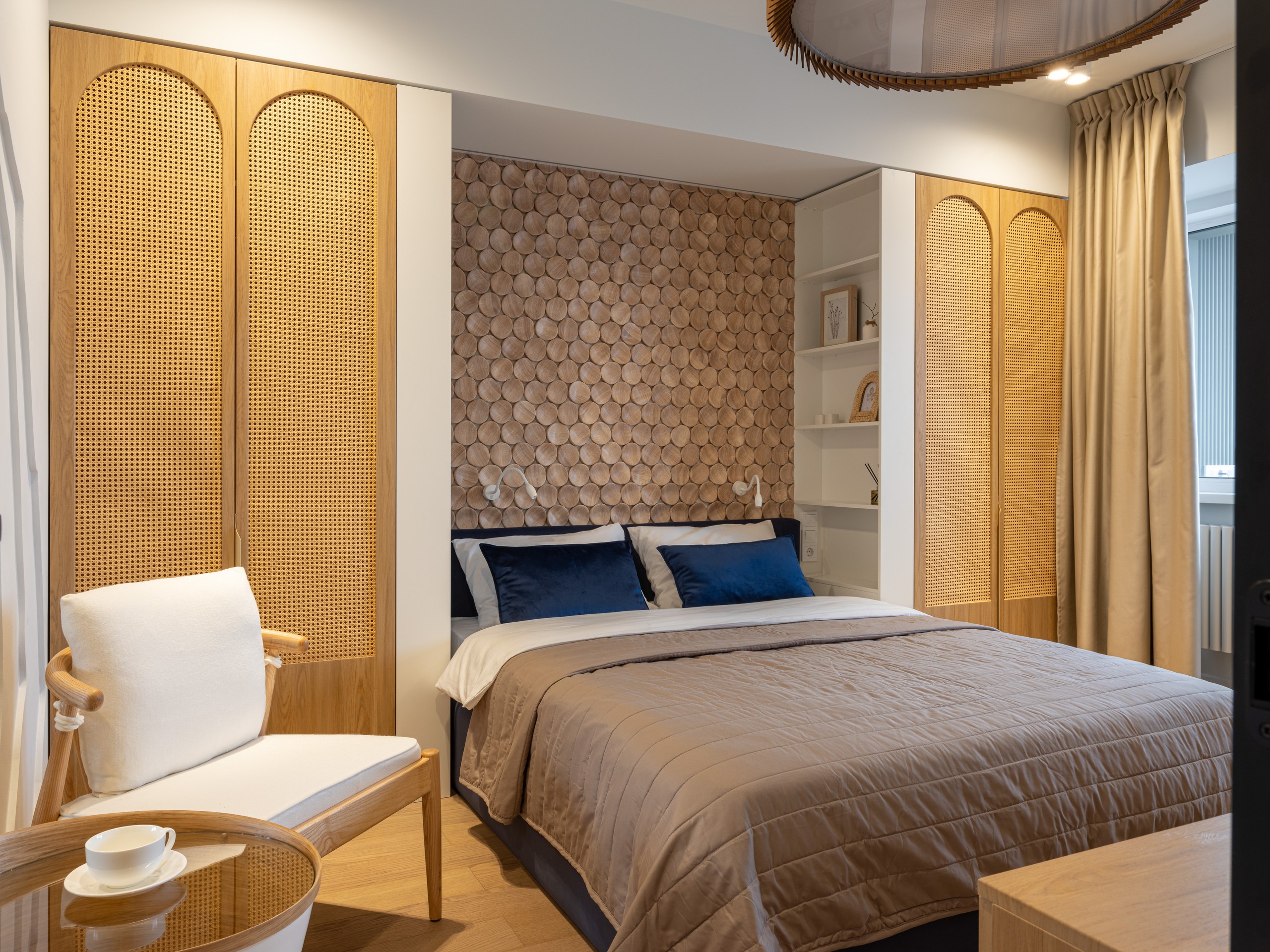 Lamarty laminated chipboard and SyPly plywood in the furniture of the “Kvartirny vopros” project. Bedroom in scales and mountain lake