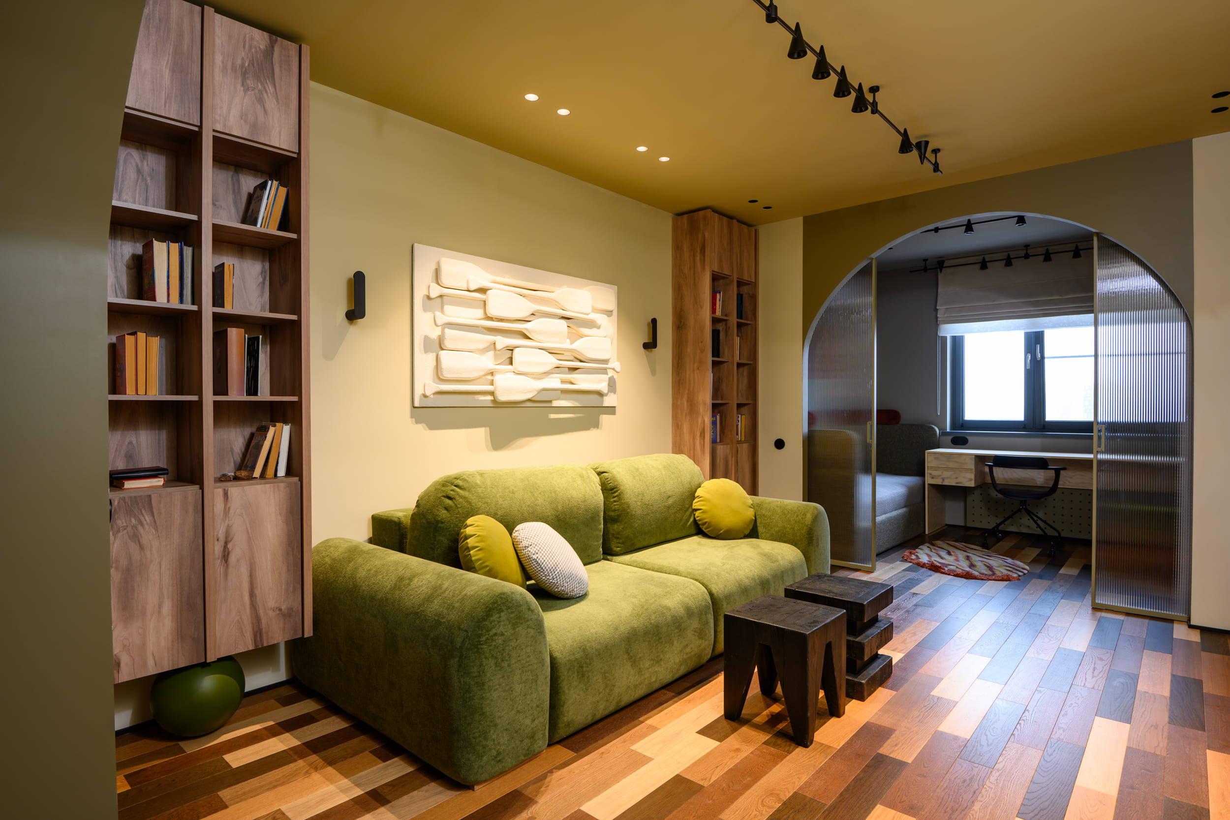 Lamarty laminated chipboard in the “Kvartirny Vopros” project on NTV. Living room for geologists