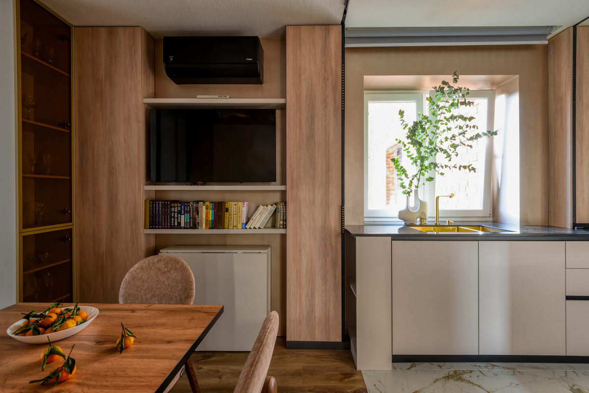 Lamarty laminated chipboard in the “Kvartirny Vopros” project. A faceted kitchen and a bedroom behind glass.