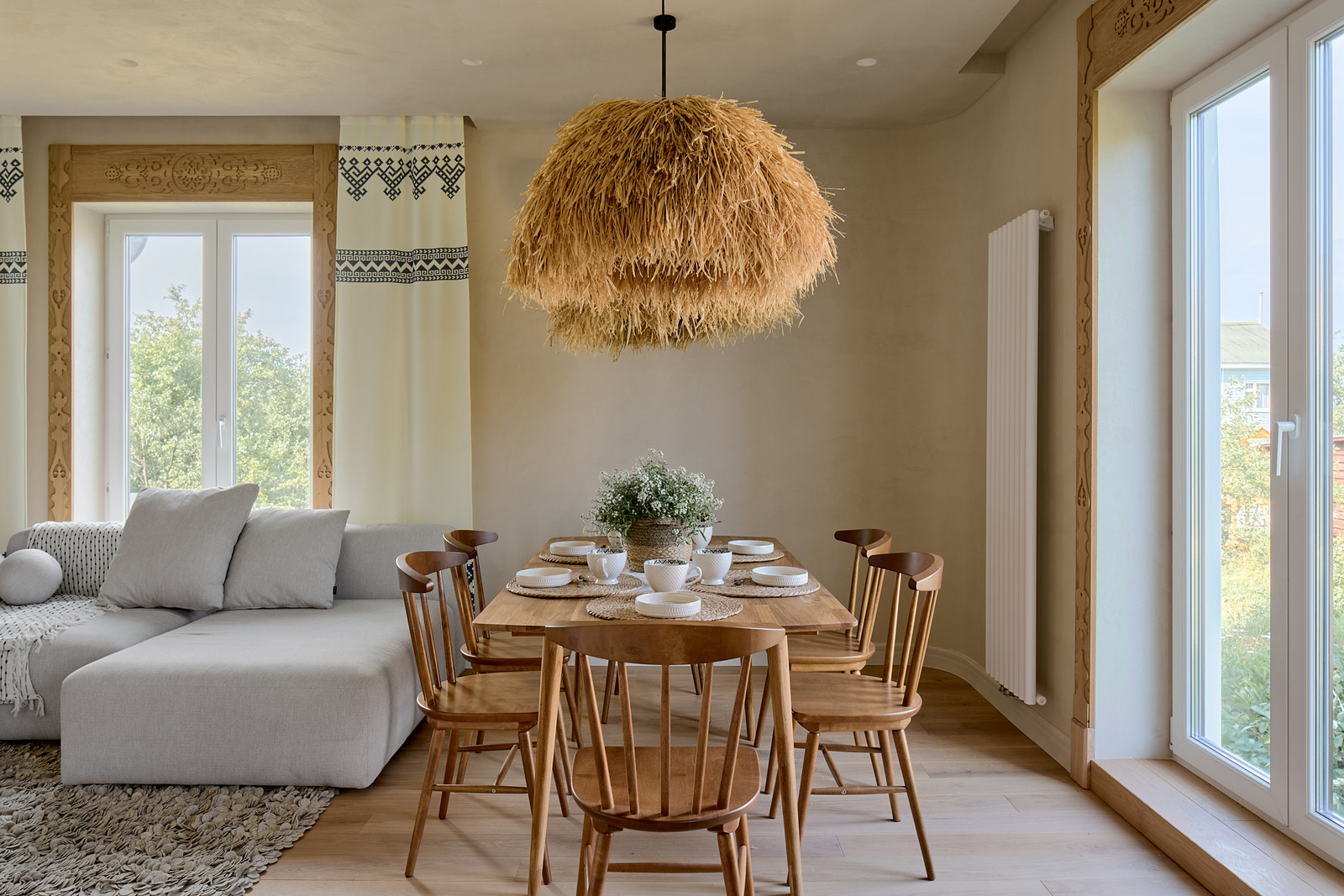 Lamarty chipboard and SyPly plywood in the “Dachny Otvet” design project. Kitchen-living room in neo-Russian style