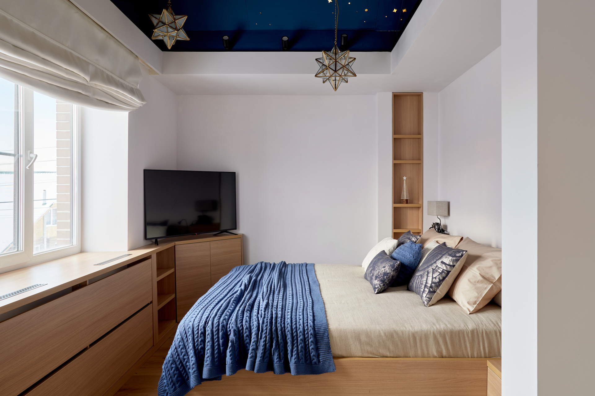Chipboard Lamarty in "White"and "Noce Neapol" and SyPly plywood in the "Dachny Otvet" project on NTV. Observatory bedroom under starlight