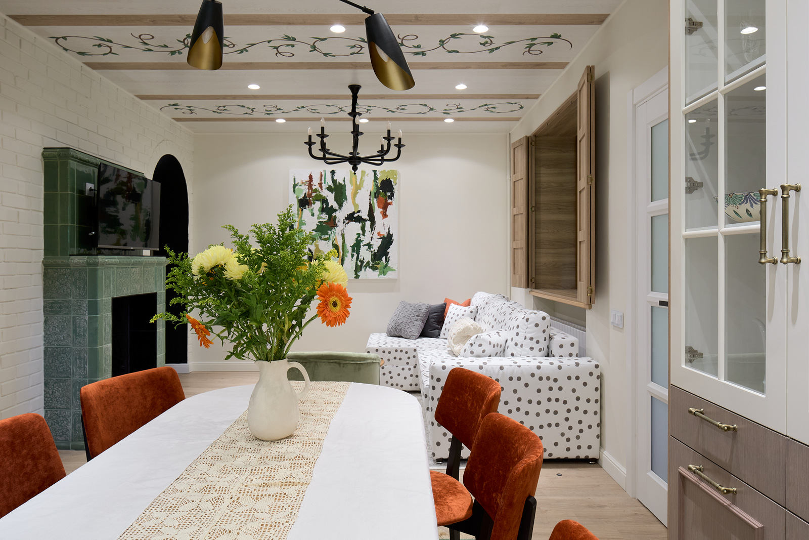Lamarty chipboard and SyPly plywood in the “Dachny Otvet” design project. Kitchen - livingroom with flowered ceiling